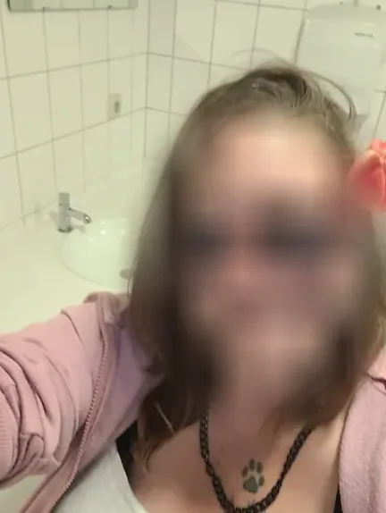 Anna, 33