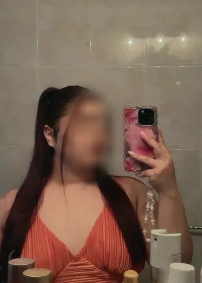 Nina, 22